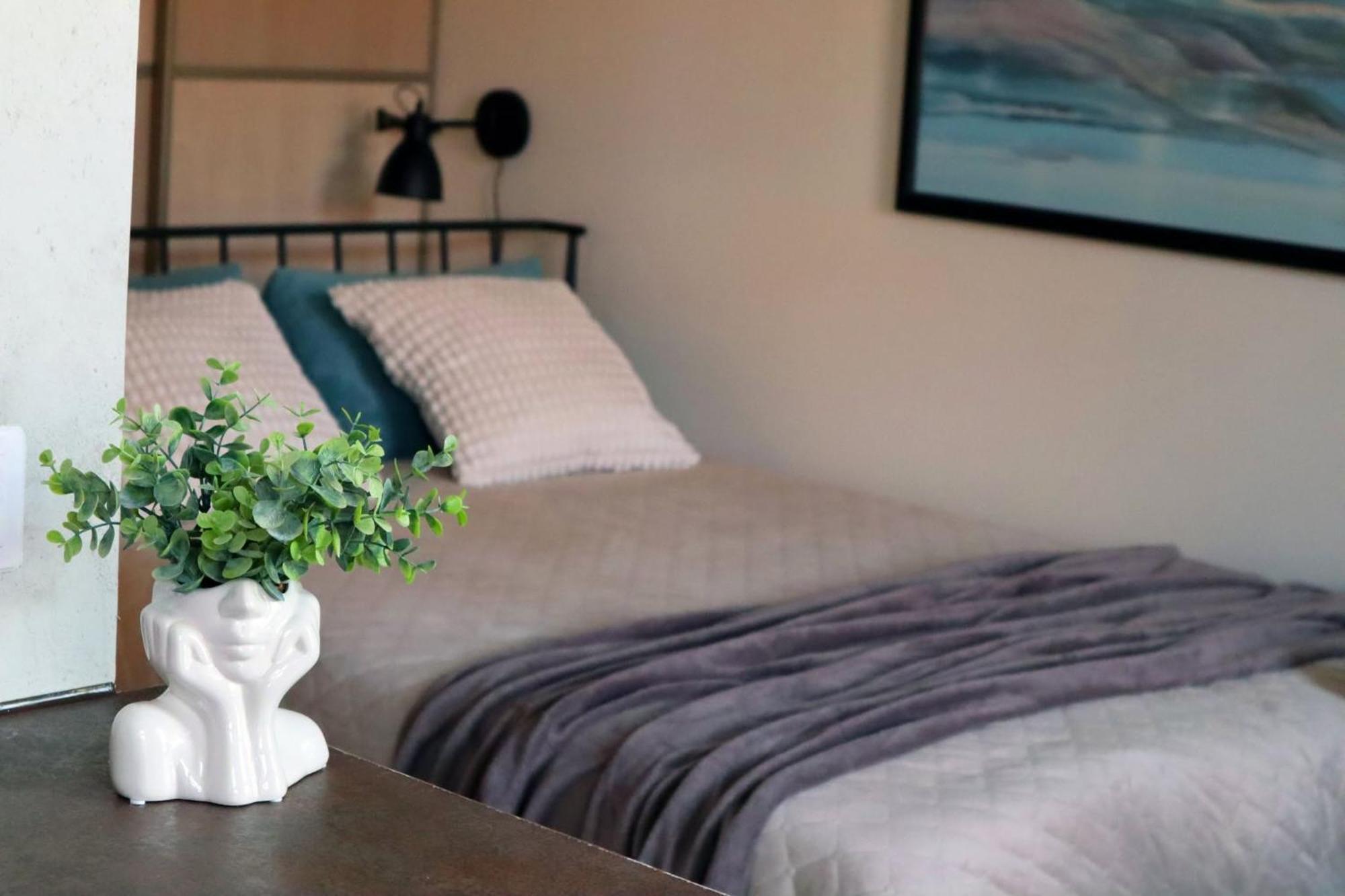Апартамент Stella's Kappeli - Near Bus Station And Airport - Near Bus Tram Stops - Free Parking, Wifi And Netflix - New Renovation