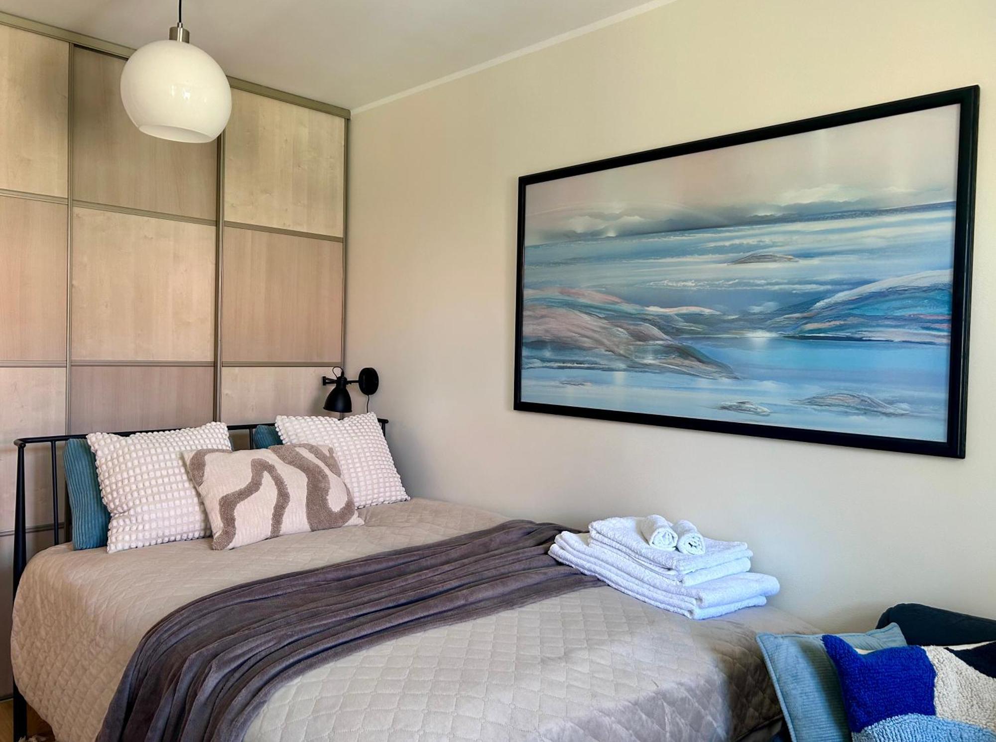 Апартамент Stella's Kappeli - Near Bus Station And Airport - Near Bus Tram Stops - Free Parking, Wifi And Netflix - New Renovation Талин